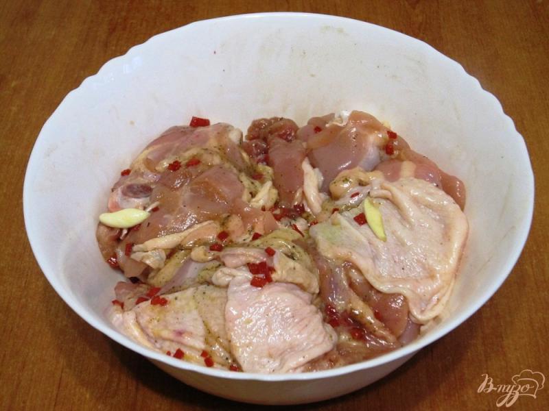 Фото приготовление рецепта: Куриные бедра в апельсиновом маринаде шаг №6
