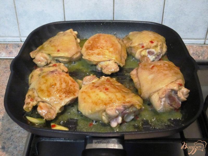 Фото приготовление рецепта: Куриные бедра в апельсиновом маринаде шаг №8