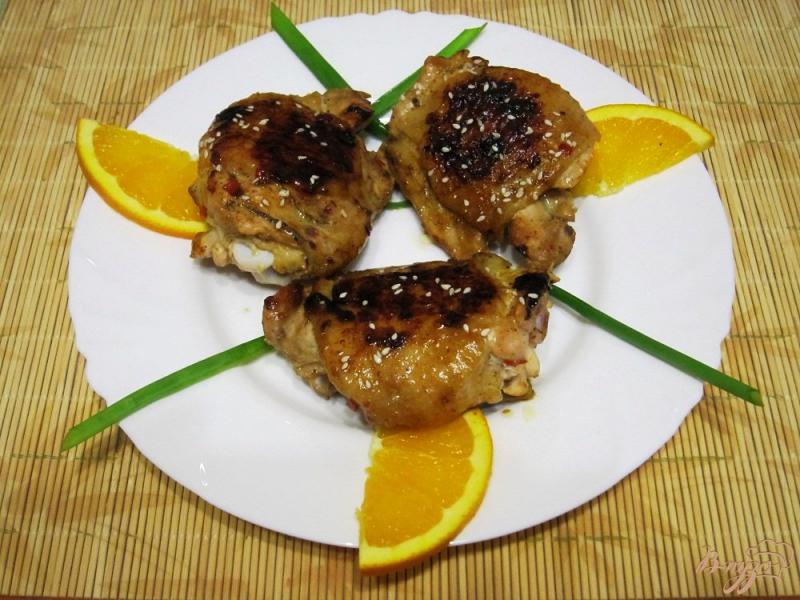 Фото приготовление рецепта: Куриные бедра в апельсиновом маринаде шаг №9