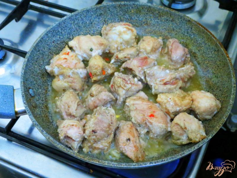 Фото приготовление рецепта: Свинина тушёная  с луком шаг №4