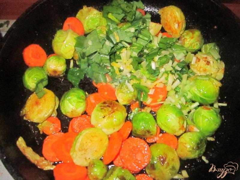 Фото приготовление рецепта: Тушеная брюссельская капуста со шпинатом шаг №3