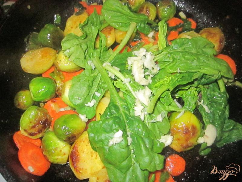Фото приготовление рецепта: Тушеная брюссельская капуста со шпинатом шаг №4