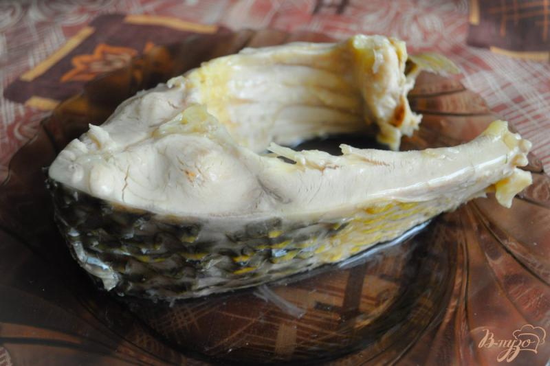 Фото приготовление рецепта: Рыбный салат с огурцом и маринованным луком шаг №1