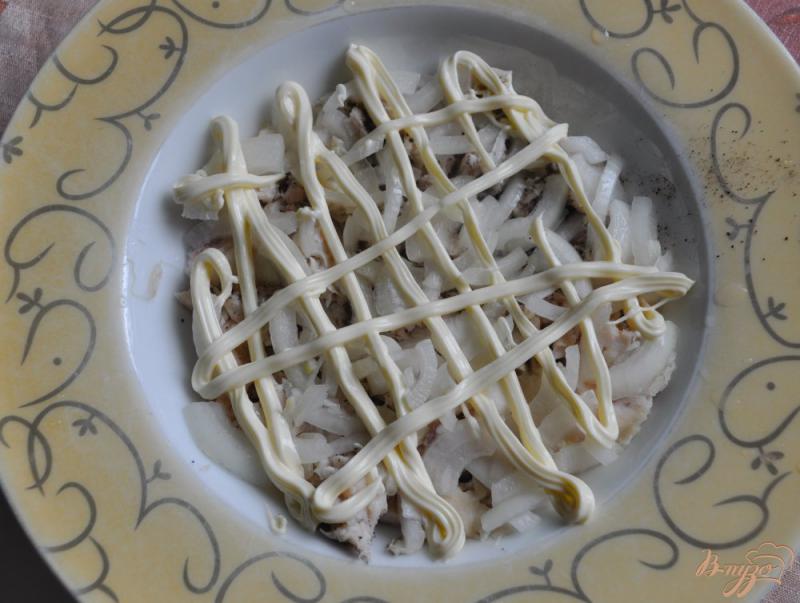 Фото приготовление рецепта: Рыбный салат с огурцом и маринованным луком шаг №4