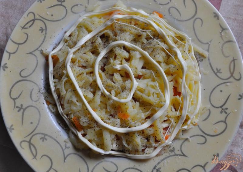 Фото приготовление рецепта: Рыбный салат с огурцом и маринованным луком шаг №6