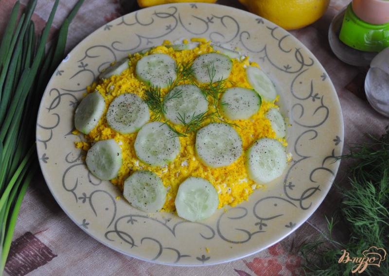 Фото приготовление рецепта: Рыбный салат с огурцом и маринованным луком шаг №8