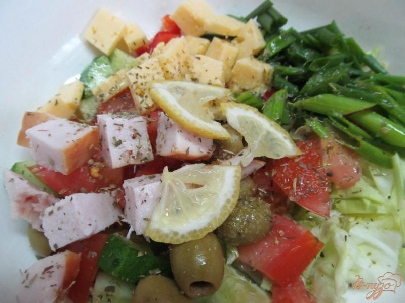 Фото приготовление рецепта: Салат из овощей курицы с сухариками шаг №5