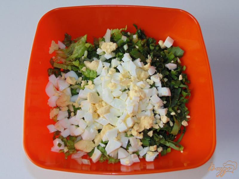 Фото приготовление рецепта: Салат с щавелем и яйцами шаг №6