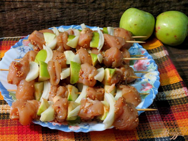 Фото приготовление рецепта: Шашлык из куриного филе с яблоками шаг №6