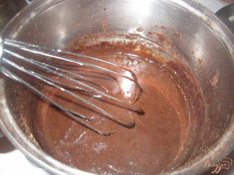 Фото приготовление рецепта: Шоколадный пирог с шоколадной помадкой шаг №8