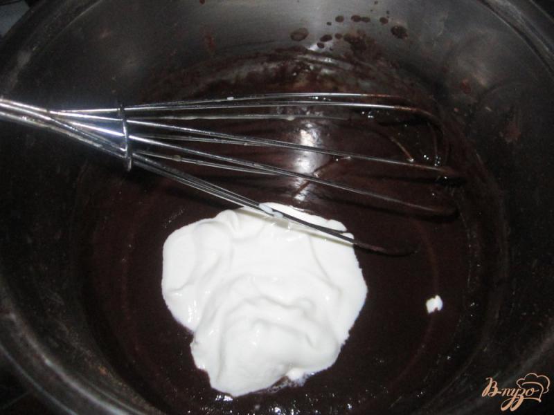 Фото приготовление рецепта: Шоколадный пирог с шоколадной помадкой шаг №9
