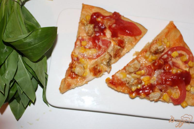 Фото приготовление рецепта: Пицца с курицей на тонком тесте шаг №7