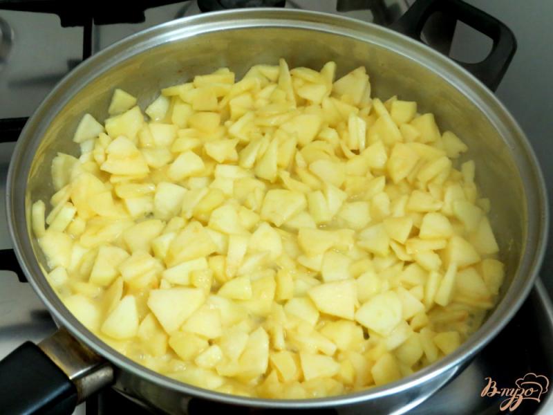 Фото приготовление рецепта: Яблочный пирог с лавашом шаг №4