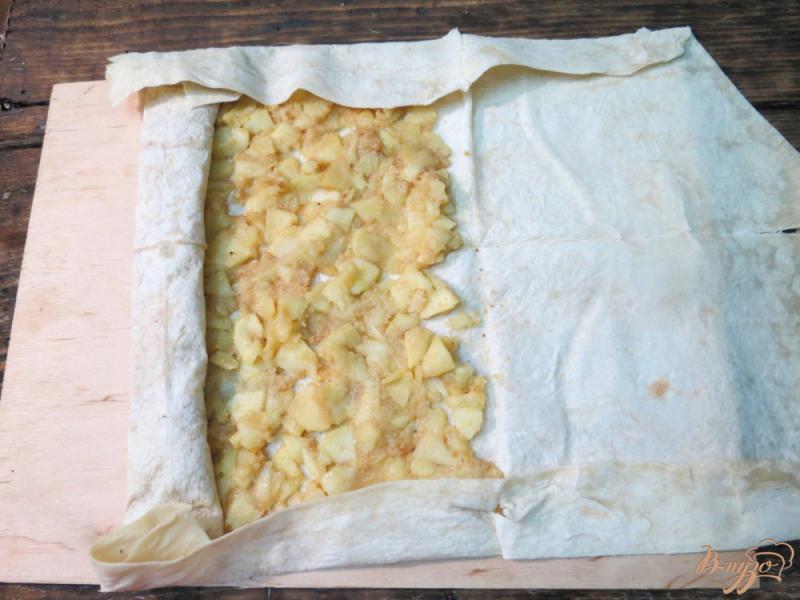 Фото приготовление рецепта: Яблочный пирог с лавашом шаг №7