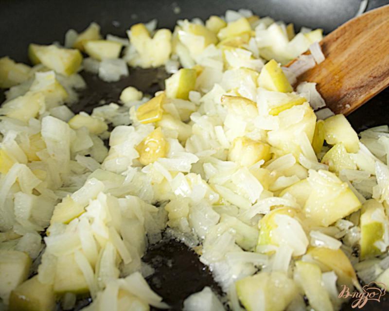 Фото приготовление рецепта: Морковные «кулечки» с гречкой и яблоками шаг №4