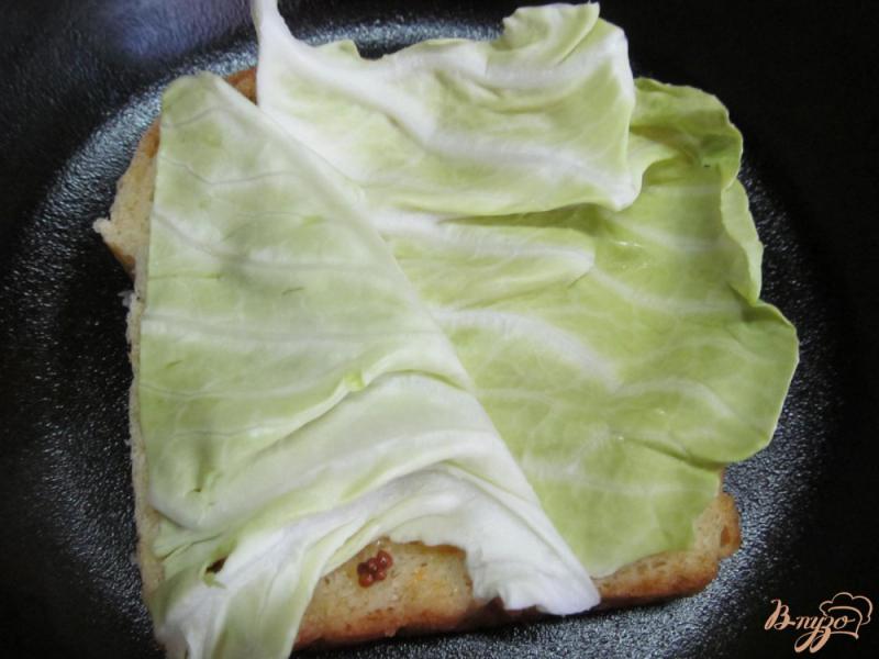 Фото приготовление рецепта: Бутерброд с овощами курицей и ветчиной шаг №2