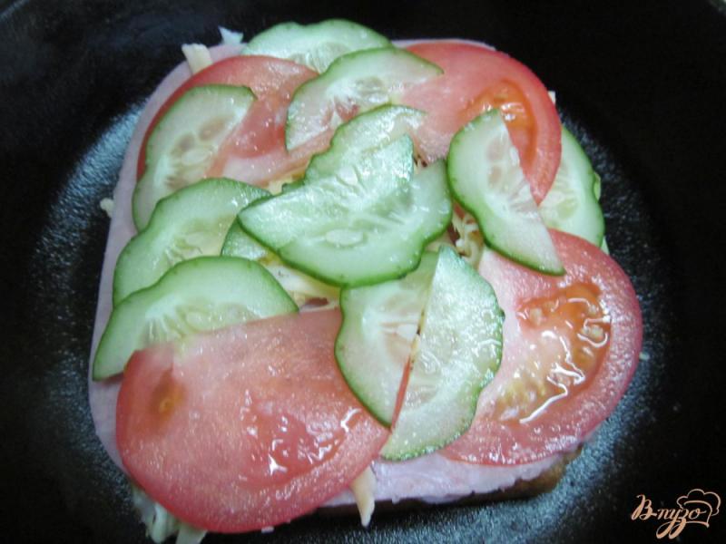 Фото приготовление рецепта: Бутерброд с овощами курицей и ветчиной шаг №4