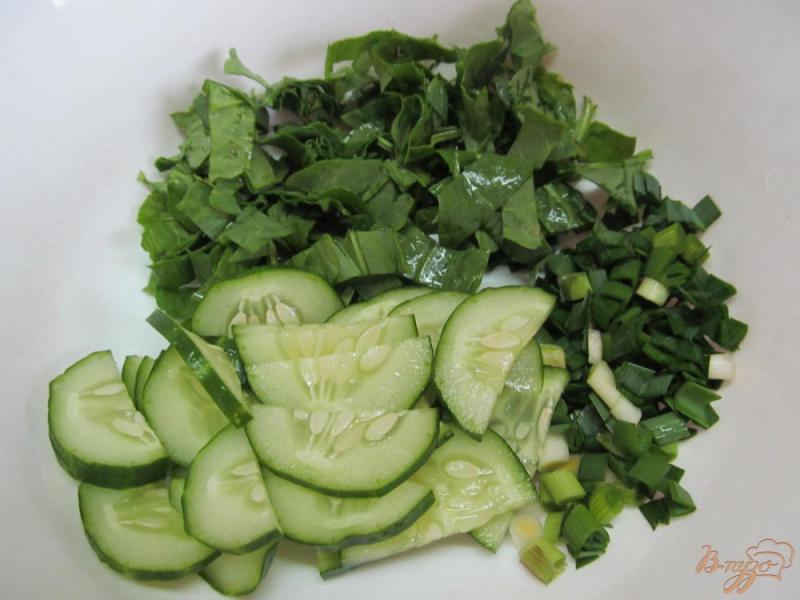 Фото приготовление рецепта: Салат со щавелем овощами и грибами шаг №1