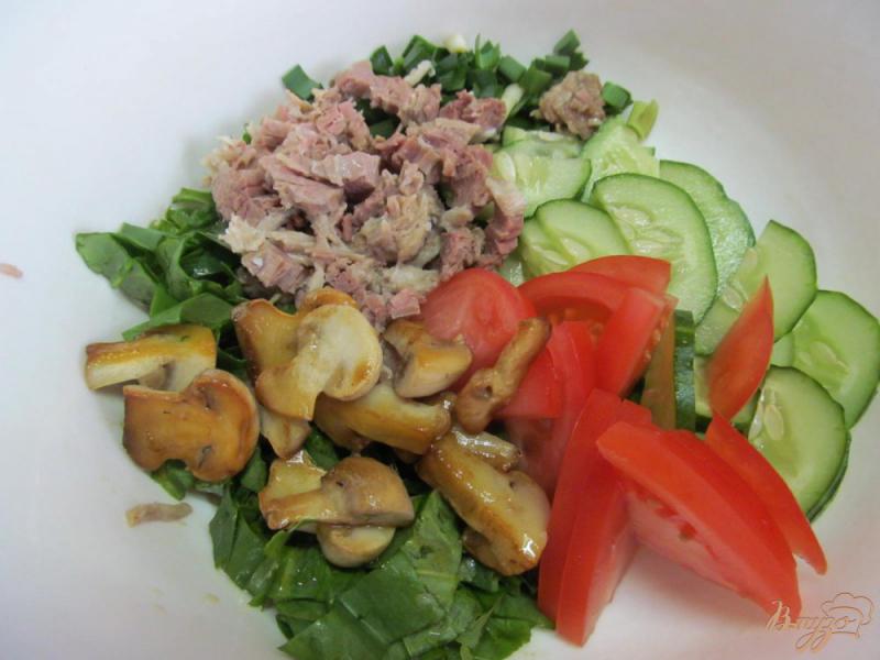 Фото приготовление рецепта: Салат со щавелем овощами и грибами шаг №3