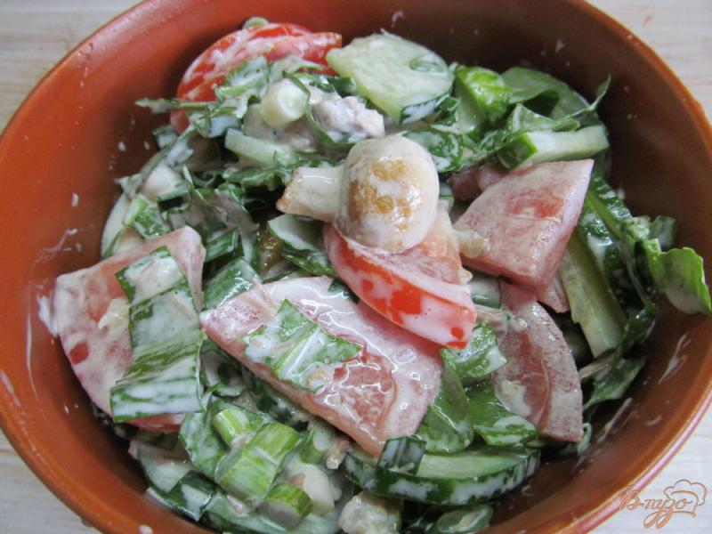 Фото приготовление рецепта: Салат со щавелем овощами и грибами шаг №4