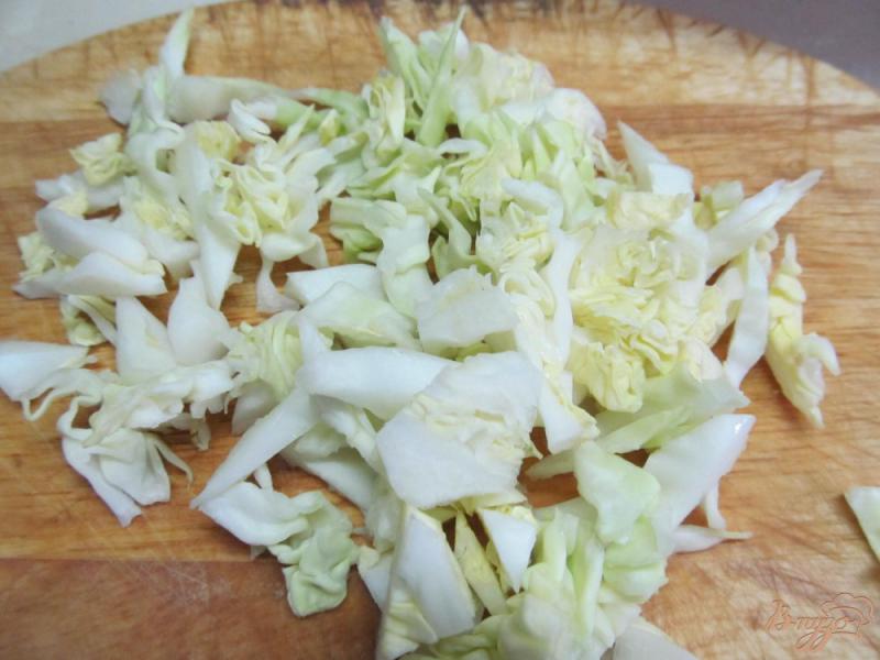 Фото приготовление рецепта: Салат с копченой курицей и молодой капустой шаг №2