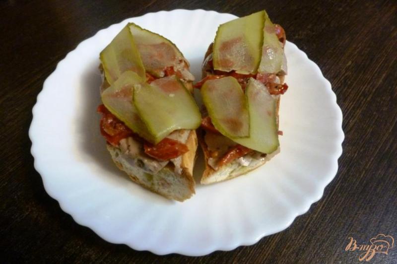 Фото приготовление рецепта: Бутерброды с печенью минтая и вялеными помидорами шаг №4