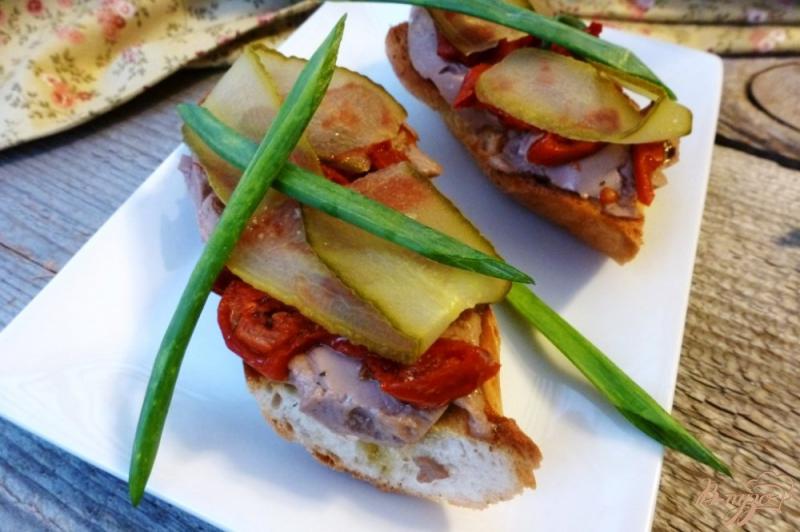Фото приготовление рецепта: Бутерброды с печенью минтая и вялеными помидорами шаг №5