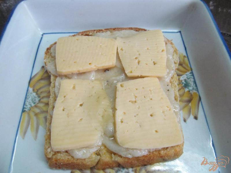 Фото приготовление рецепта: Сэндвич крок-мадам шаг №4