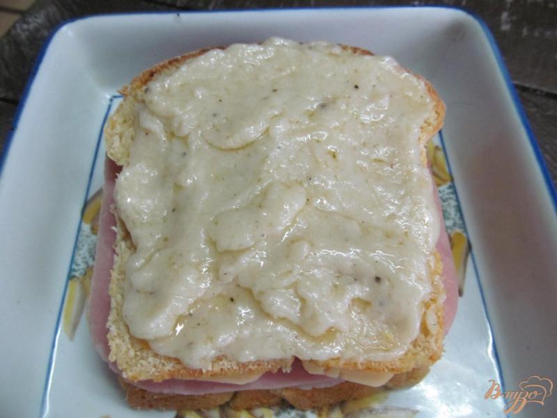 Фото приготовление рецепта: Сэндвич крок-мадам шаг №6
