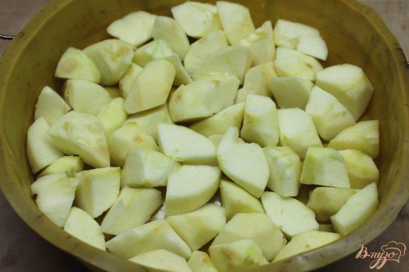 Фото приготовление рецепта: Шарлотка с яблоками и черным изюмом шаг №4