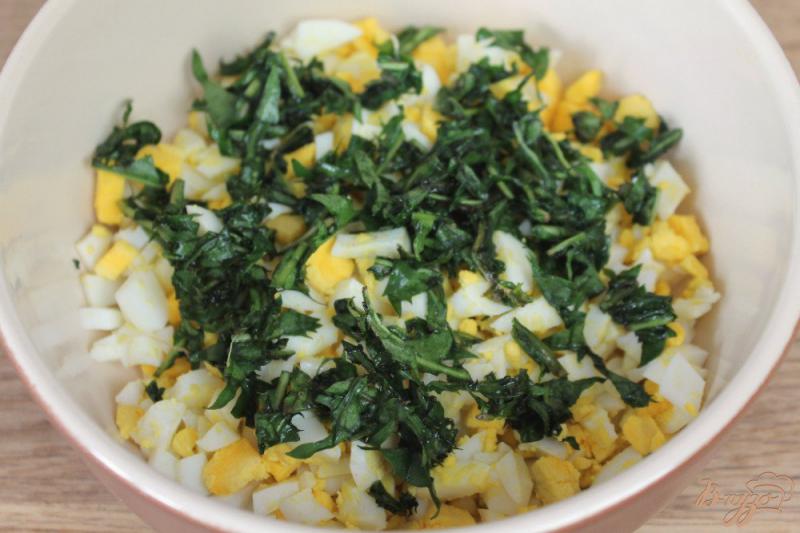 Фото приготовление рецепта: Салат с яйцом и листьями одуванчика шаг №3