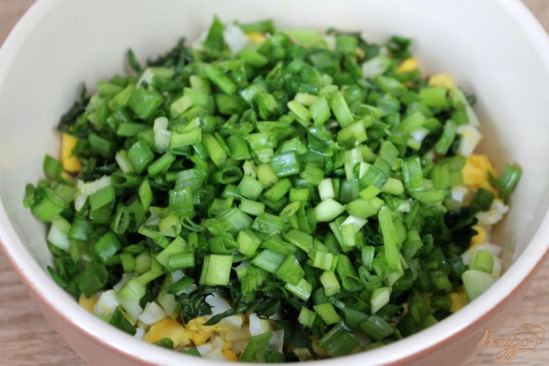Фото приготовление рецепта: Салат с яйцом и листьями одуванчика шаг №4