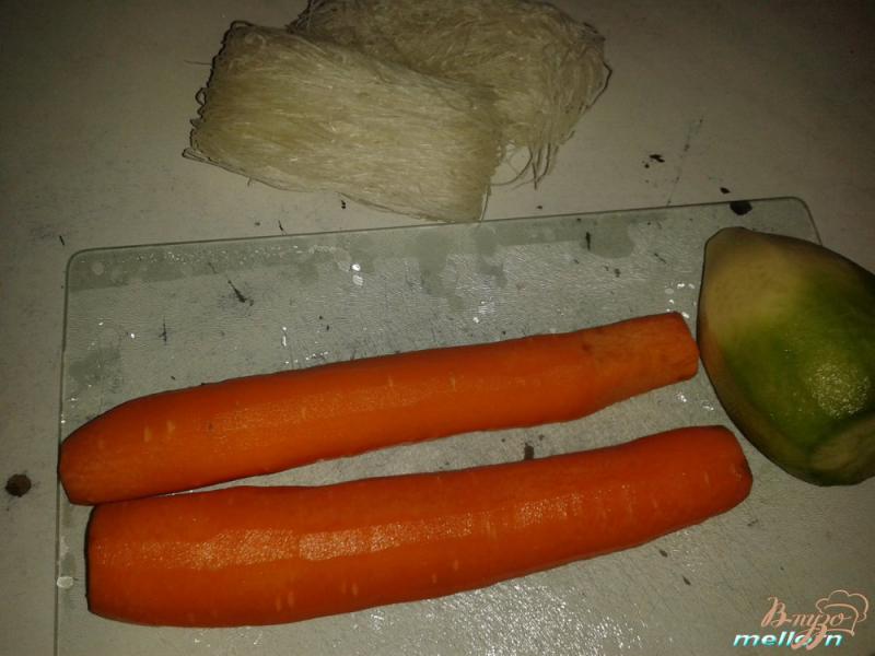 Фото приготовление рецепта: Салат из фунчозы, зеленой редьки и моркови шаг №1