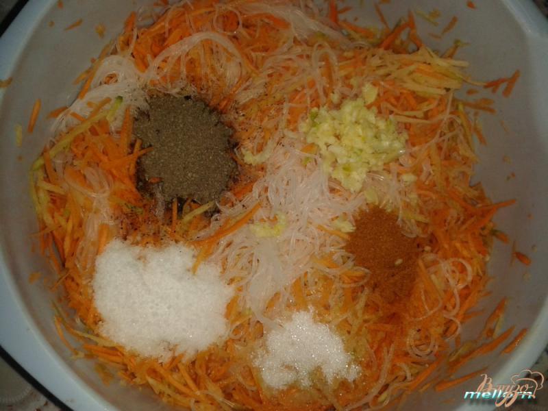 Фото приготовление рецепта: Салат из фунчозы, зеленой редьки и моркови шаг №3