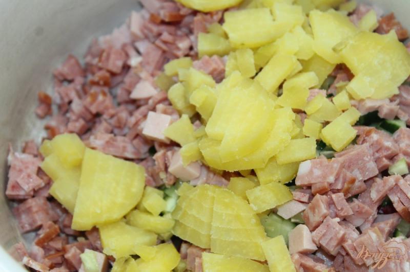 Фото приготовление рецепта: Салат с редисом, яйцом и колбасой шаг №4