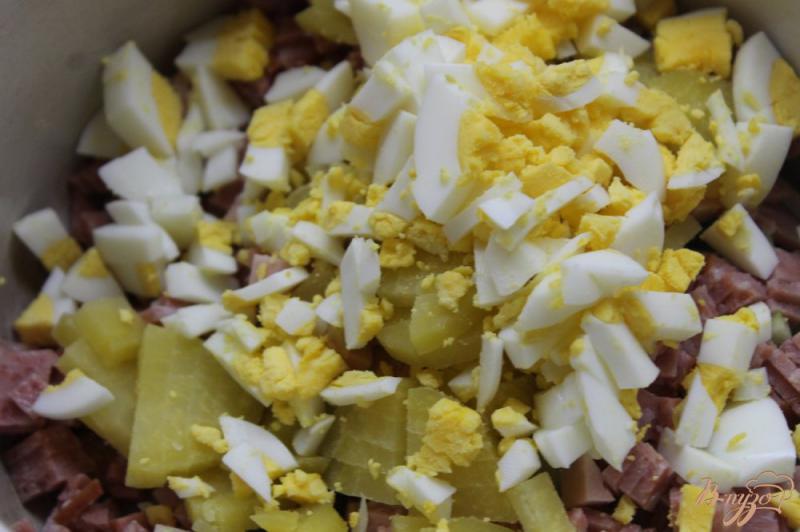 Фото приготовление рецепта: Салат с редисом, яйцом и колбасой шаг №5