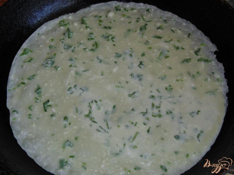 Фото приготовление рецепта: Блины с адыгейским сыром и петрушкой шаг №4
