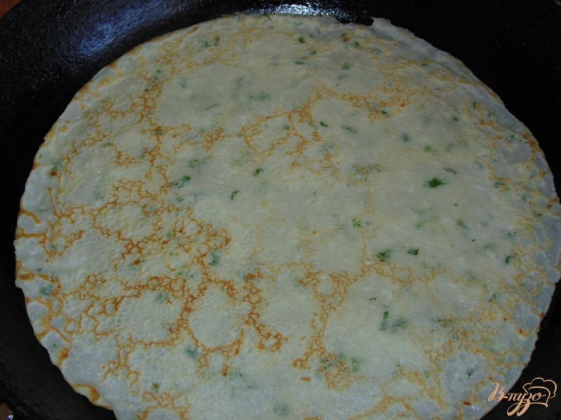 Фото приготовление рецепта: Блины с адыгейским сыром и петрушкой шаг №5