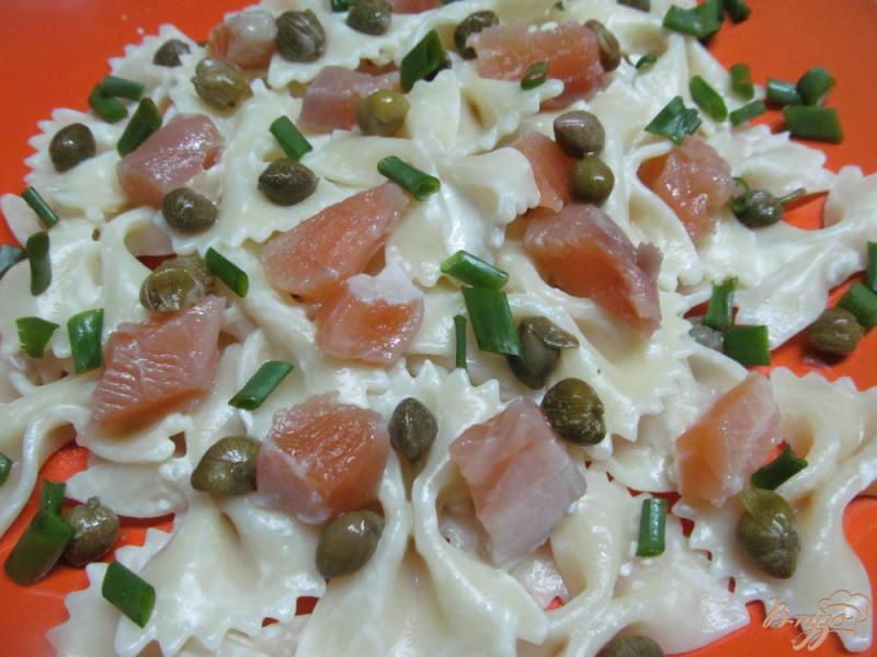 Фото приготовление рецепта: Салат с макаронами и семгой шаг №3