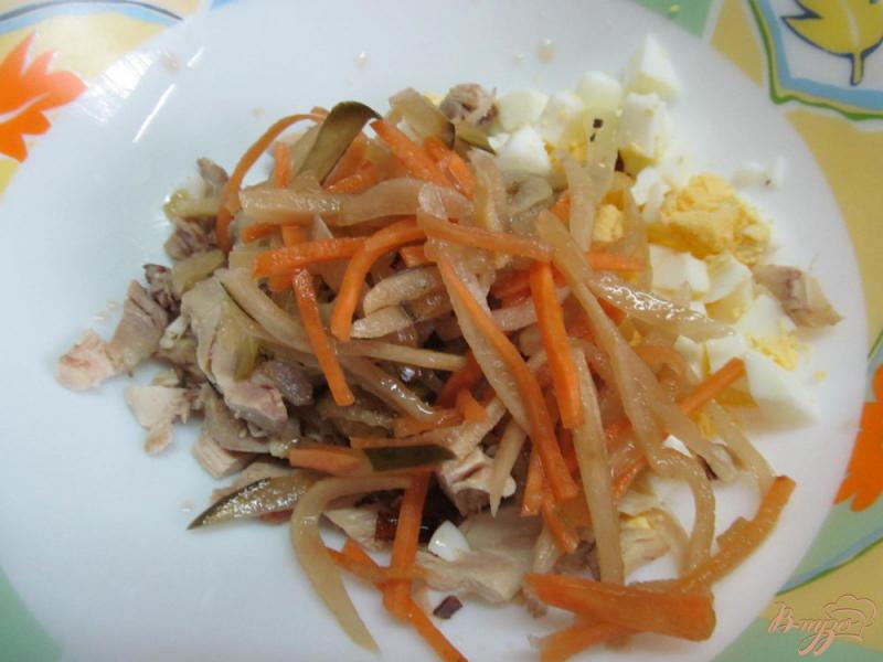 Фото приготовление рецепта: Салат из курицы с жаренным луком шаг №3