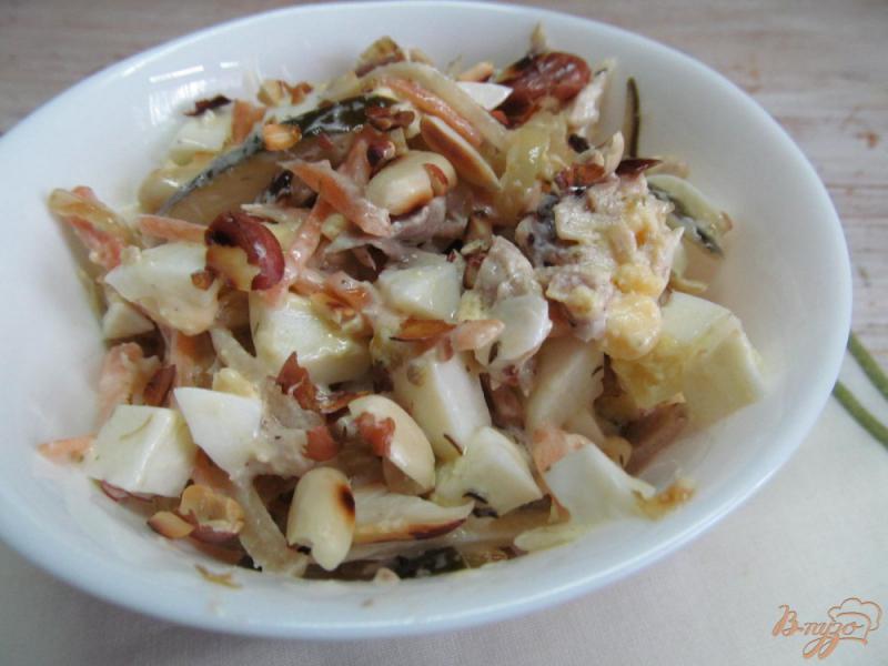Фото приготовление рецепта: Салат из курицы с жаренным луком шаг №5