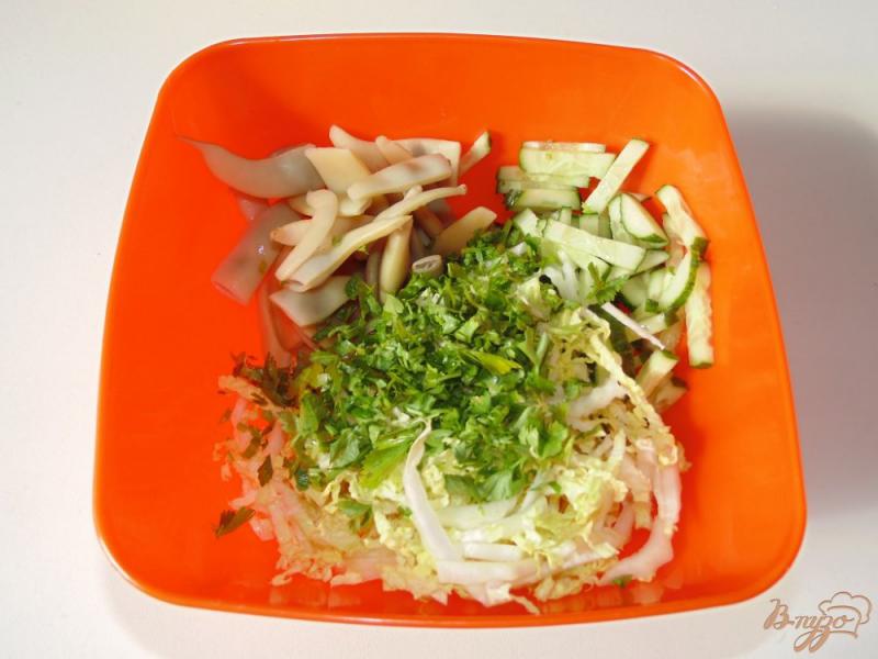 Фото приготовление рецепта: Капустный салат со свежим огурцом и стручковой фасолью шаг №4