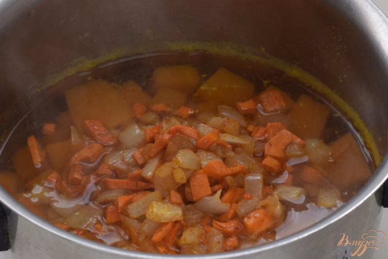 Фото приготовление рецепта: Суп из тыквы с креветками шаг №3