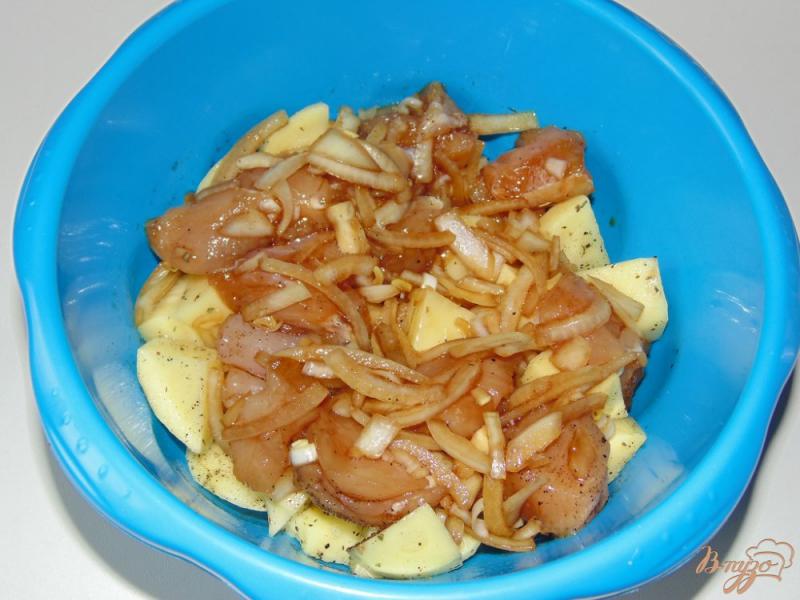 Фото приготовление рецепта: Картофель в рукаве с маринованным куриным филе шаг №4
