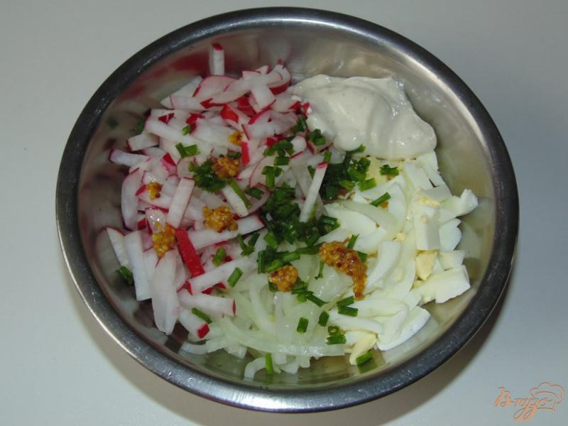 Фото приготовление рецепта: Салат с редисом и яйцом шаг №4