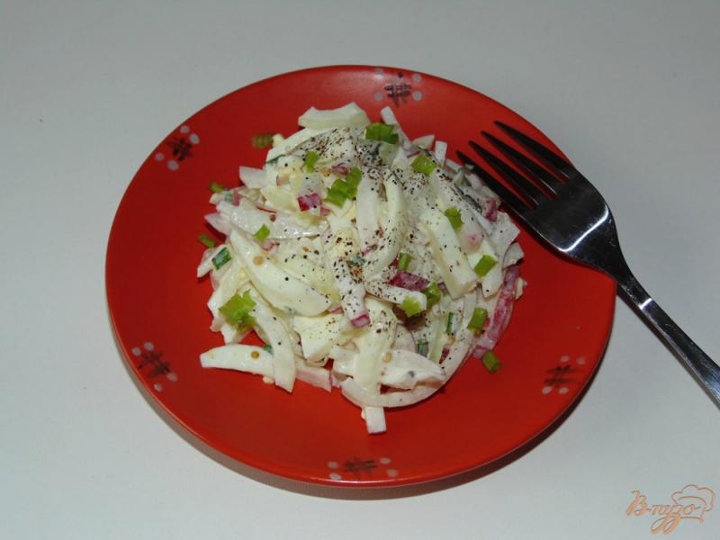 Фото приготовление рецепта: Салат с редисом и яйцом шаг №5
