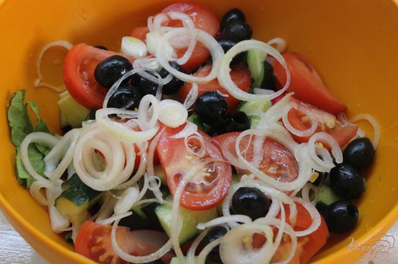 Фото приготовление рецепта: Салат с редиса, листа салата и маслин шаг №5