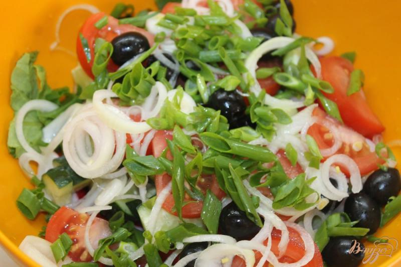 Фото приготовление рецепта: Салат с редиса, листа салата и маслин шаг №6