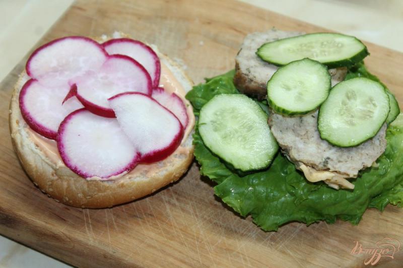 Фото приготовление рецепта: Гамбургер с свиной котлетой и редисом шаг №4