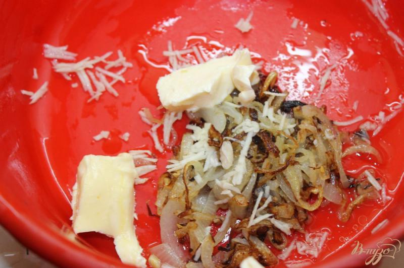 Фото приготовление рецепта: Дольки картофеля жаренные во фритюре с луком и чесноком шаг №7
